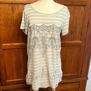 NWT⭐️Maurices Gray & White Short Sleeve TOP with Embroidered FLORAL LACE Overlay